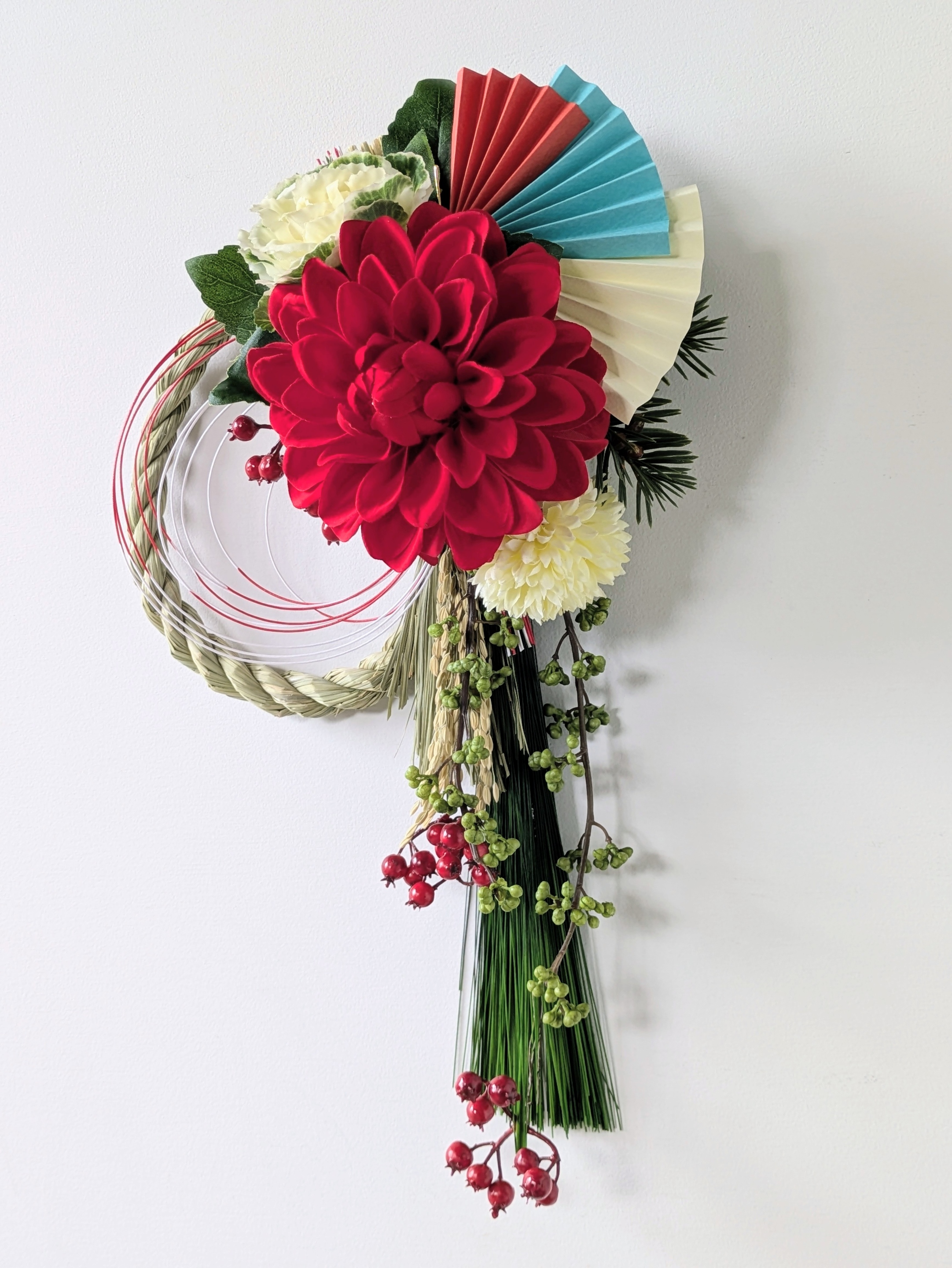 ダリアと白花のお正月飾り